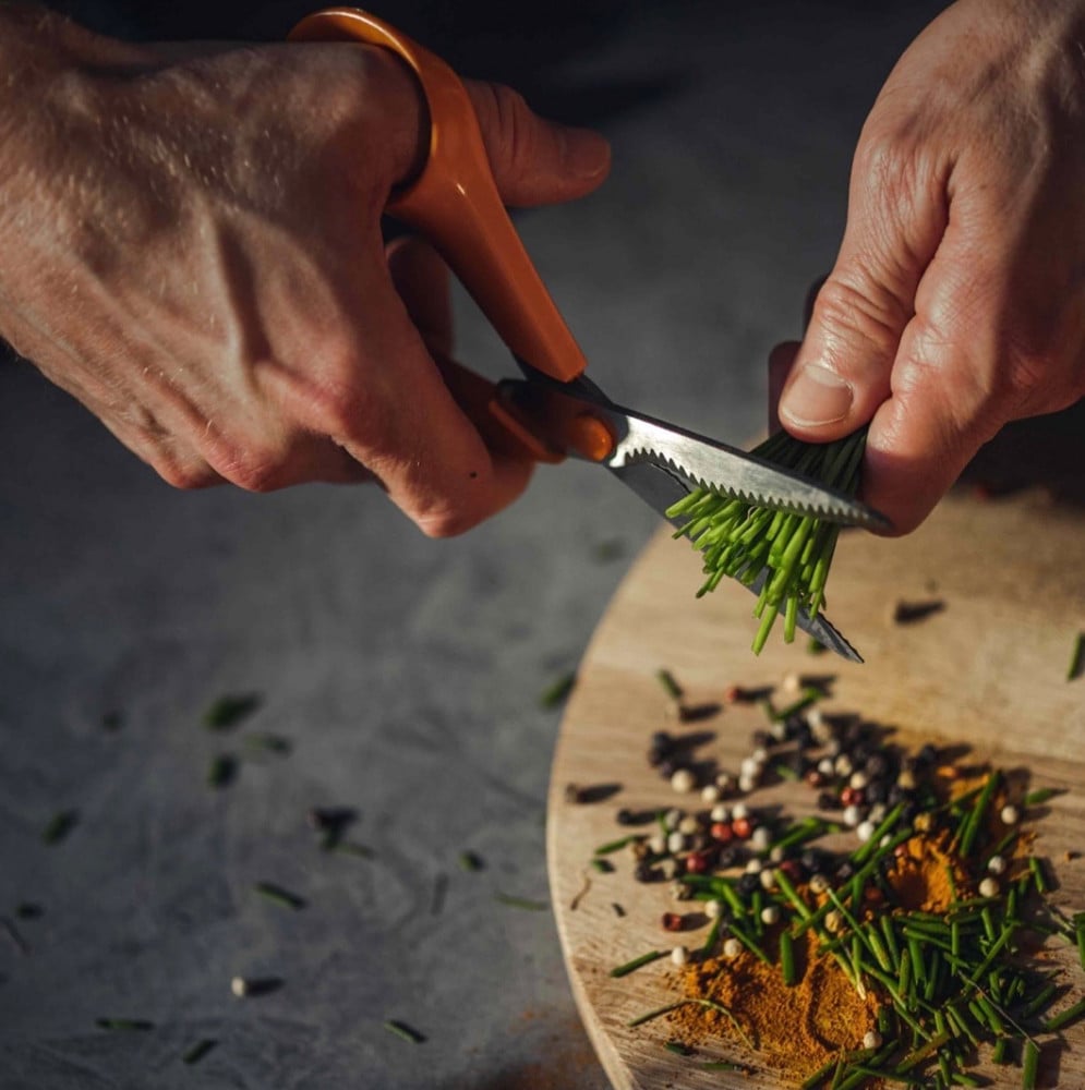 مقص الحدائق العالمي S92 طول 18سم من FISKARS - الصورة 2